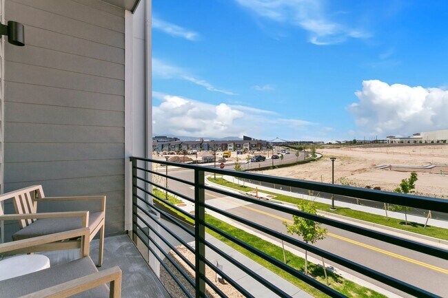 Building Photo - Newer 4 bed Townhome at The Commons at Vic...