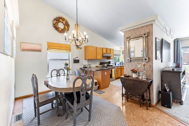 Building Photo - 5 Bedroom Ranch Available in Maple Hill