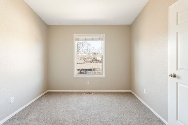 Building Photo - Charming 3 Bedroom Townhome in Highlands Neighborhood