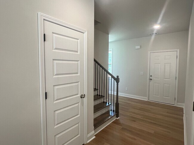 Building Photo - Beautifully Done & Brand New 4BD/2.5 Home in Jones Co.