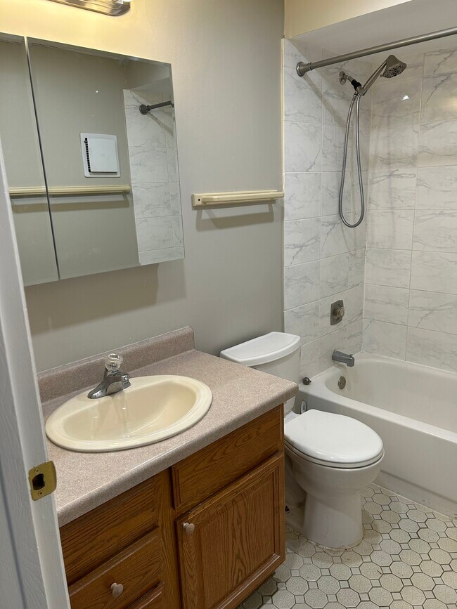 Building Photo - 5405 Chateau Dr