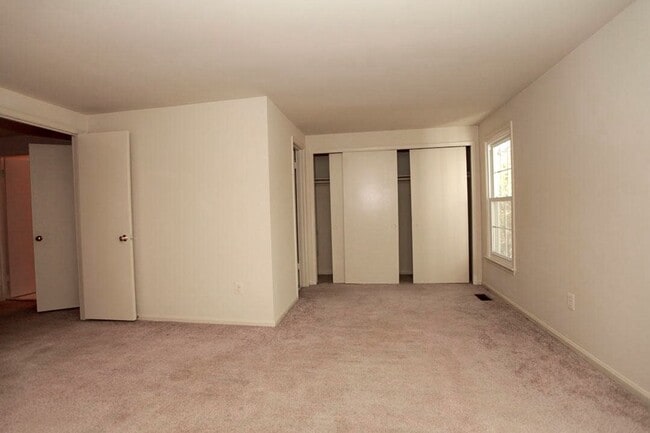 Building Photo - Fantastic 3br End-Unit Town Home in highly sought Silver Spring Neighborhood - Ready mid-June