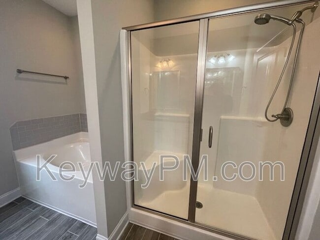 Building Photo - 728 Tree Top Trl