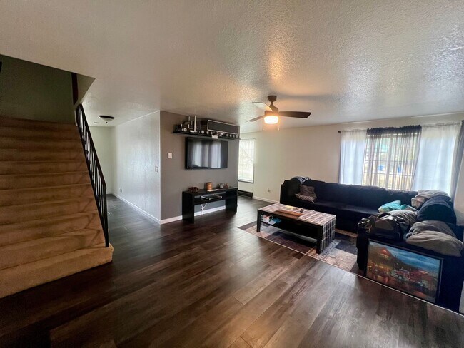 Building Photo - 1130 Hemlock Ct