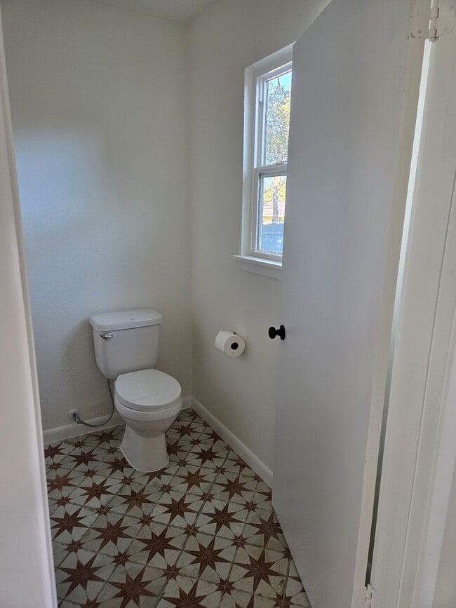 Building Photo - Travis Heights