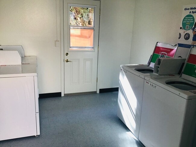 Building Photo - View Liberty Canyon 2+Den