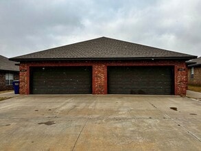 Building Photo - 3br 2ba duplex with 2 car garage!!