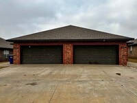 Building Photo - 3br 2ba duplex with 2 car garage!!