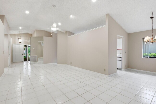 Building Photo - 6170 Bay Isles Dr