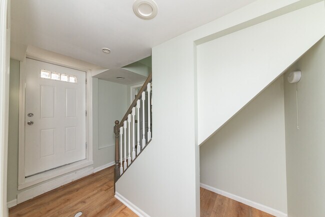 Building Photo - 712 N Willard Ct
