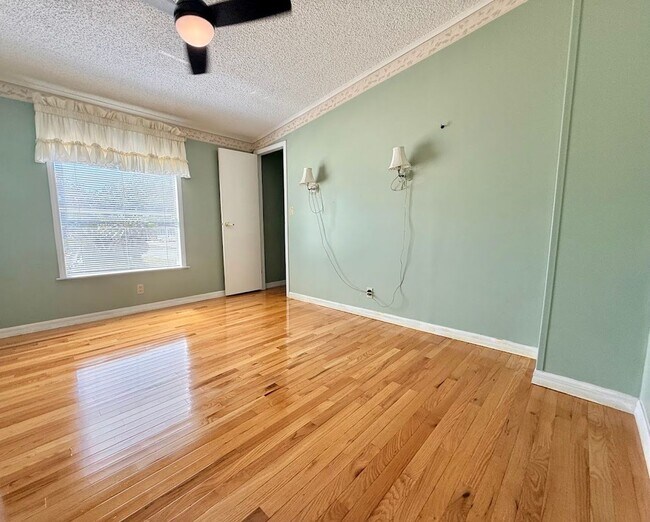 Building Photo - Large and Spacious 3/3 on near half acre NO HOA!