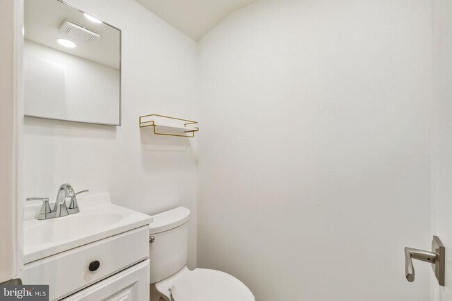 Building Photo - 18724 Bloomfield Rd