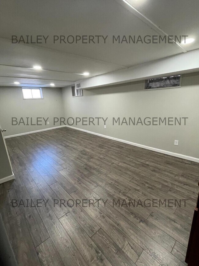 Building Photo - 1661 Richmond Dr