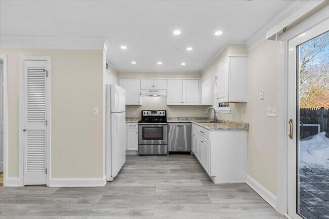 Building Photo - 8 Captain Cook Ln