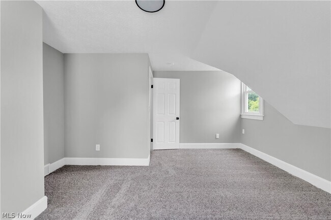 Building Photo - 1083 Eastlake Dr