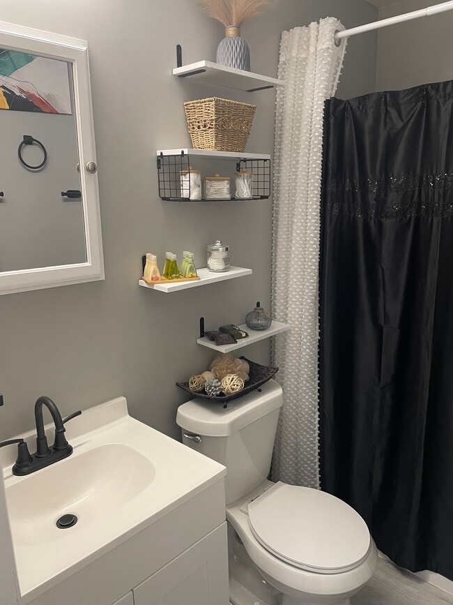 Building Photo - 2607 E 5th St