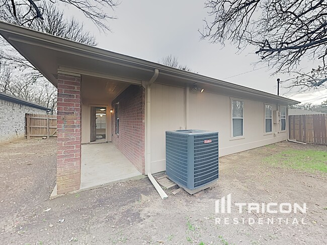 Building Photo - 1120 Hidden Creek Dr