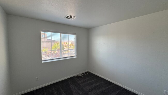 Building Photo - SW 2 story 4 bdrm Large yard