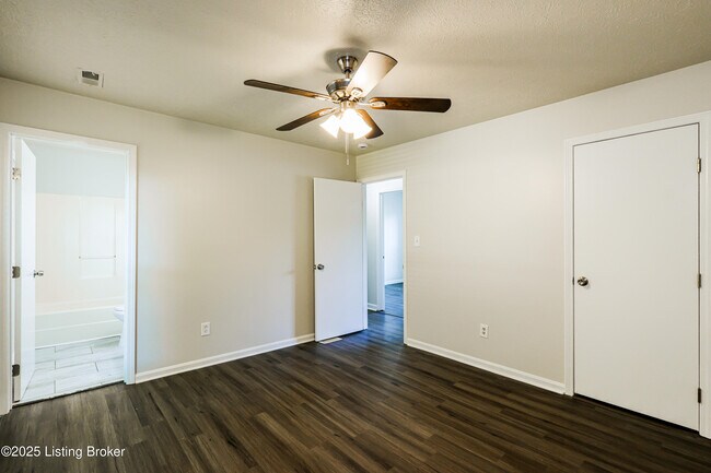Building Photo - 6900 Applegate Ln