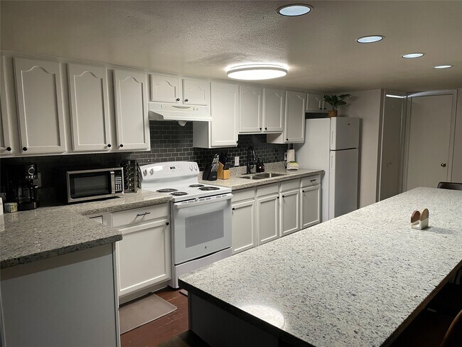 Building Photo - 2118 The Strand