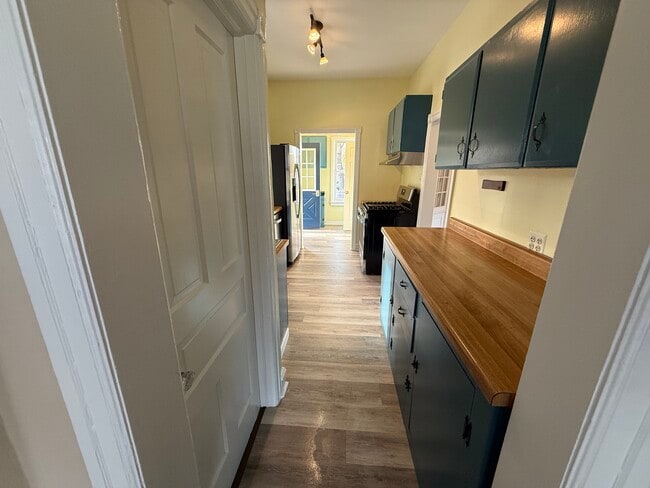 Building Photo - 860 Church St