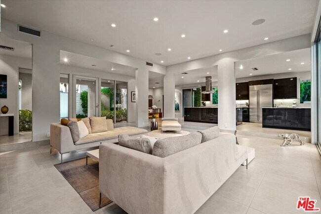 Building Photo - 1175 Los Robles Dr