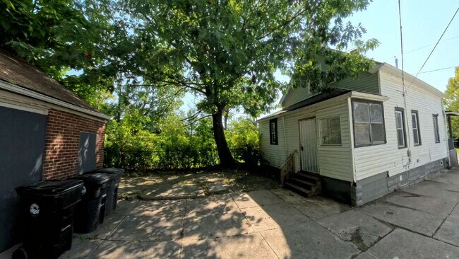 Building Photo - Three Bedroom w/opt 4th bedroom  - Single Family Home!