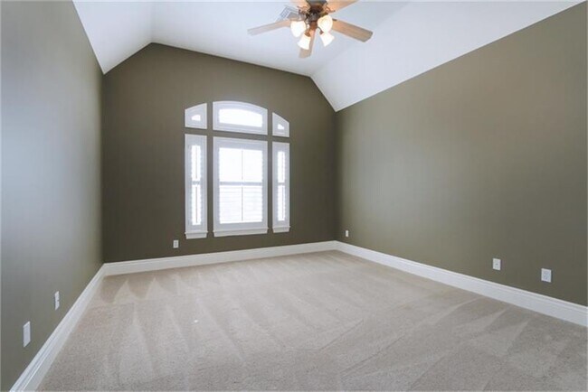 Building Photo - 6010 Stratford Gardens Dr