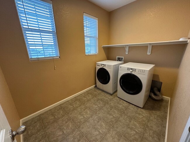 Building Photo - Beautiful 4 Bedroom, 2.5 Bath Lathrop Home