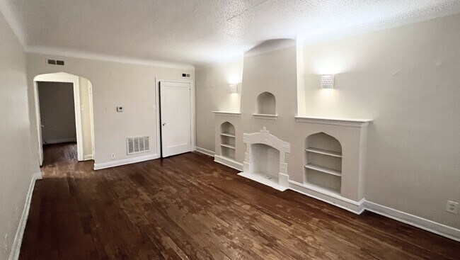 Building Photo - 819 W 83rd St