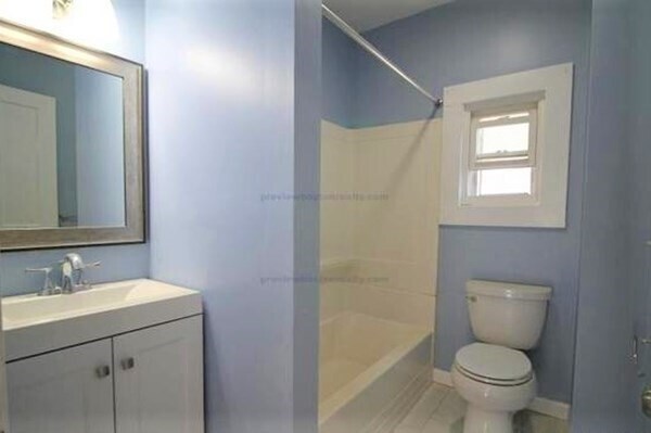 Building Photo - 32 Mansfield St