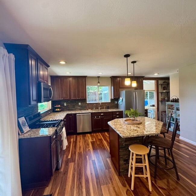 Building Photo - Beautiful lakeview home for rent