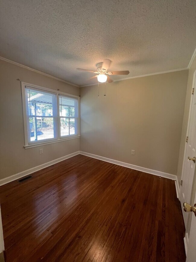 Building Photo - Three bedroom, 1 bath house in Burlington