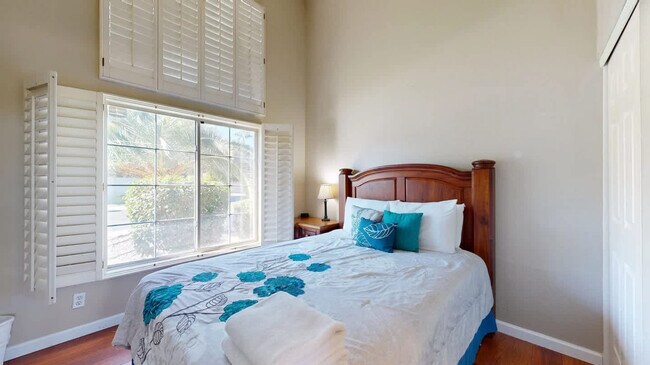 Building Photo - 853 N Blackstone Ct