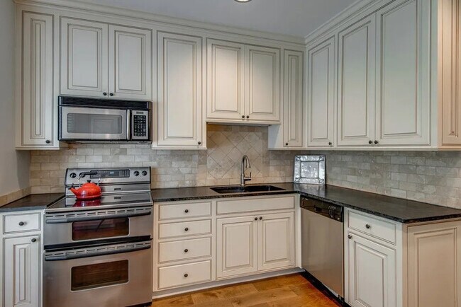 Building Photo - 107 Westover Park Ct