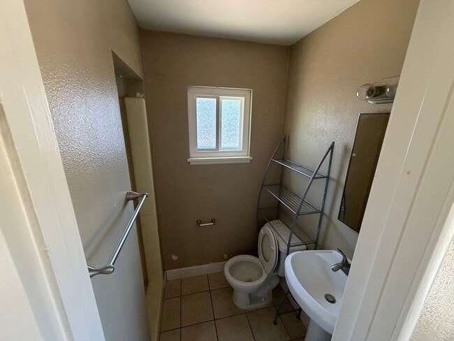 Building Photo - 4752 Crestview Dr