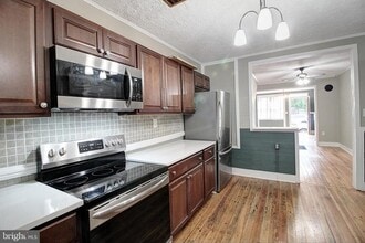 Building Photo - 213 E 6th St