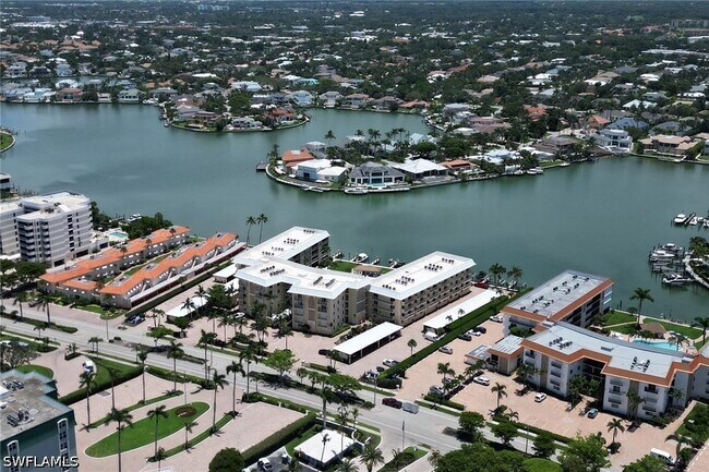 Building Photo - 3000 Gulf Shore Blvd N