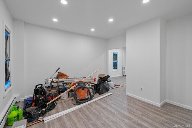 Building Photo - 87 Winnikee Ave