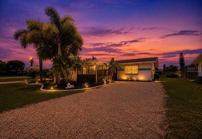 Building Photo - 4933 Victoria Dr