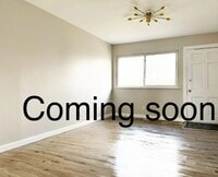Building Photo - 804-806 N Fairlawn Cir