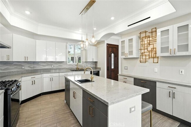 Building Photo - 201 N Reese Pl