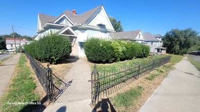 Building Photo - Available Soon! Large 3 Bed, 1 Bath House