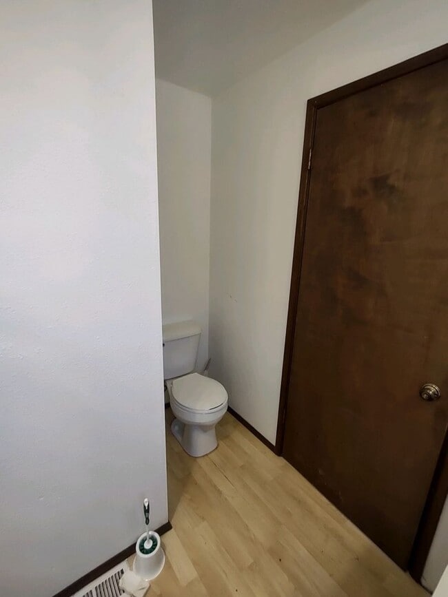 Building Photo - Large 2+ bedroom 2.56 bath home with large...
