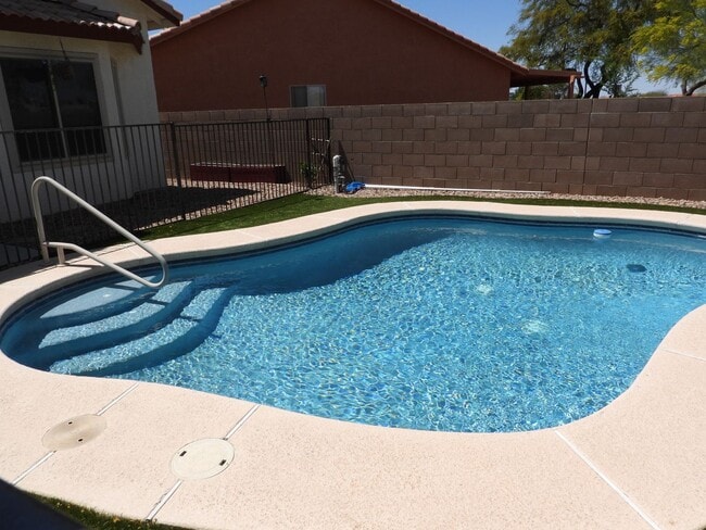 Building Photo - 5 bedroom 3 bath