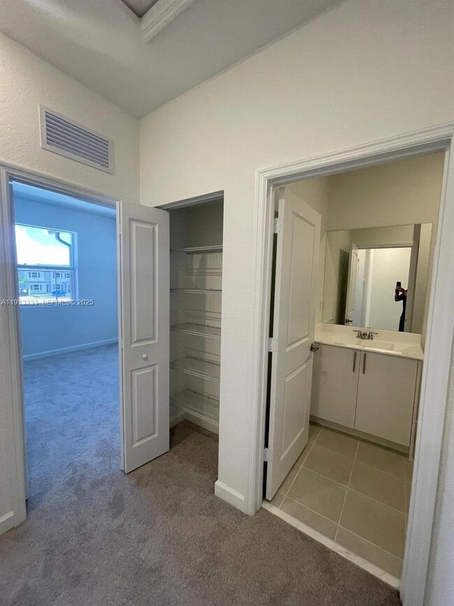 Building Photo - 1066 SE 2nd St