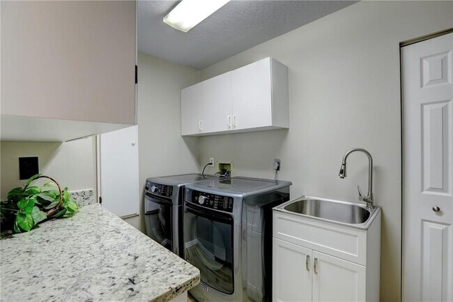 Building Photo - 562 Rolling Hill Dr