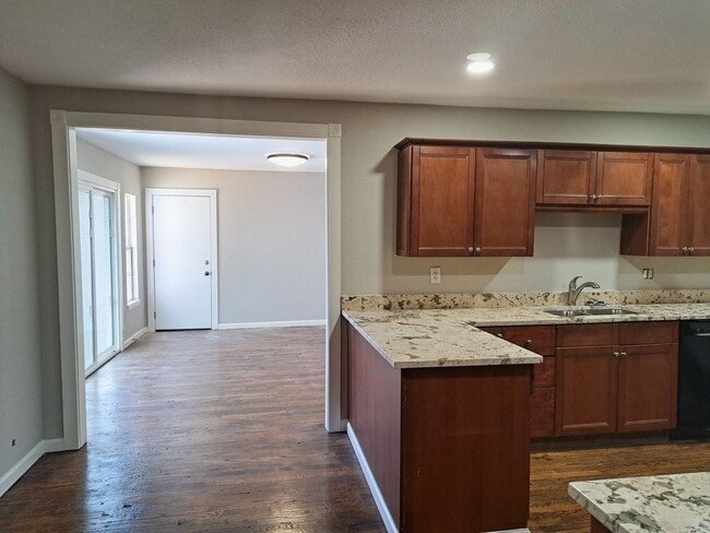 Building Photo - 4 bed / 2 bath / 2 car garage