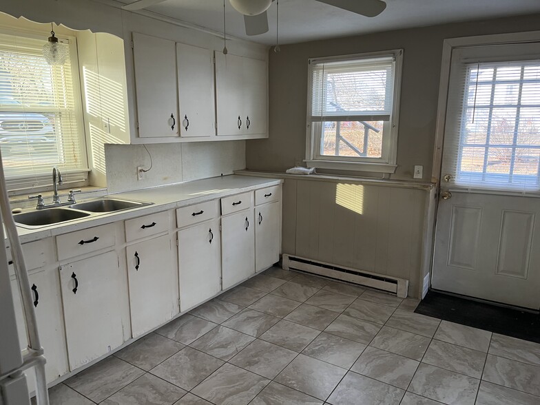 Building Photo - 136 Custer St