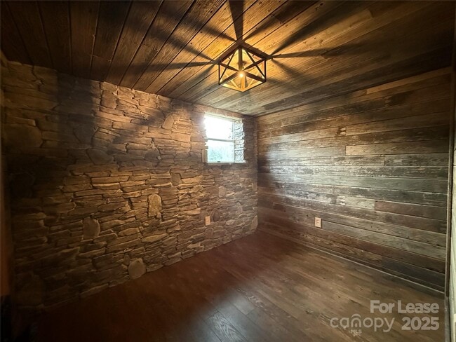 Building Photo - 1011 Lakeshore Dr